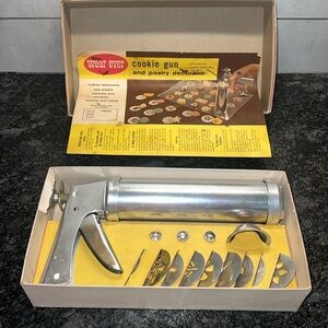 Vintage Ware Ever cookie gun. In excellent condition. All parts & instru…